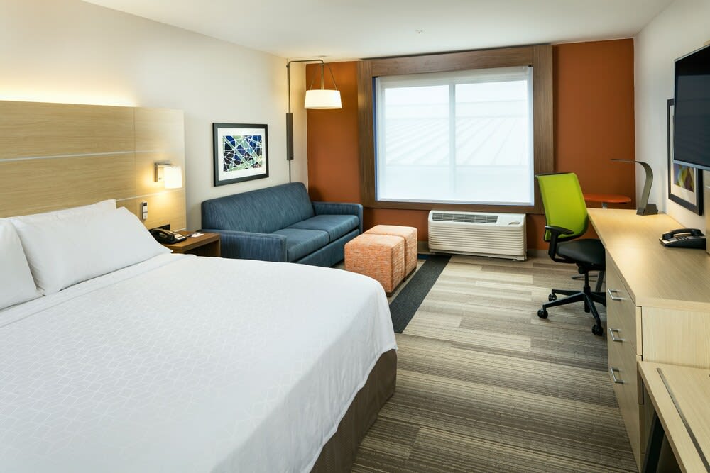 Holiday Inn Express & Suites Medford, an IHG Hotel 4