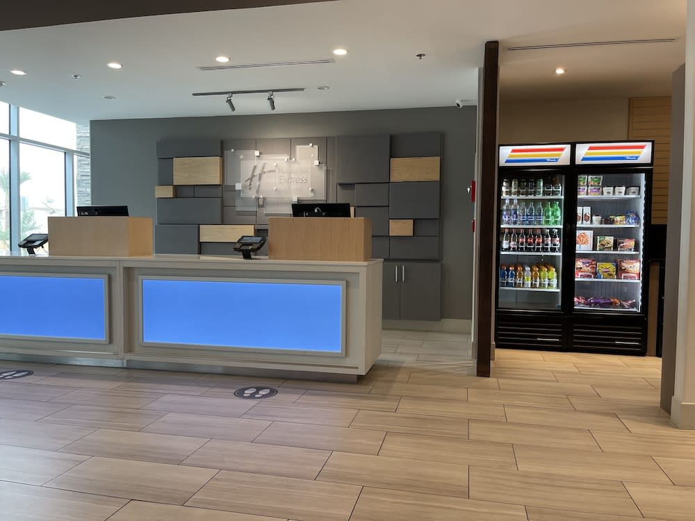 Holiday Inn Express & Suites Phoenix - Airport North by IHG 2