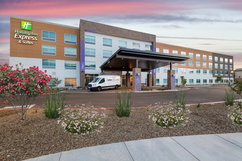 Holiday Inn Express & Suites Phoenix - Airport North by IHG 1