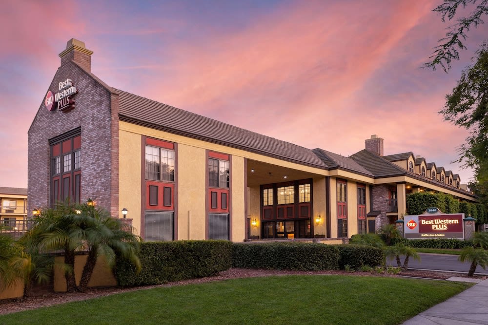 Best Western Plus Raffles Inn & Suites 1