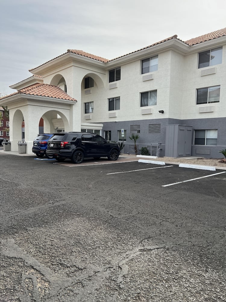 Holiday Inn Express & Suites Phoenix - Mesa West by IHG 1