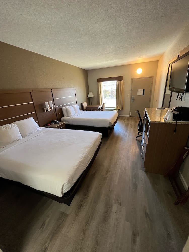 Quality Inn & Suites near Six Flags - Austell 5