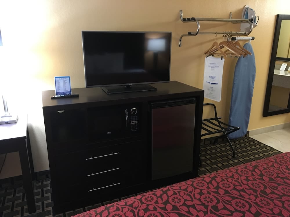 Days Inn by Wyndham Sarasota Bay 4