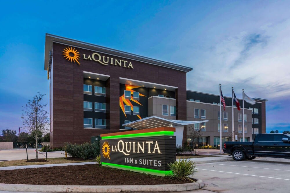 La Quinta Inn and Suites by Wyndham Houston Spring South 1