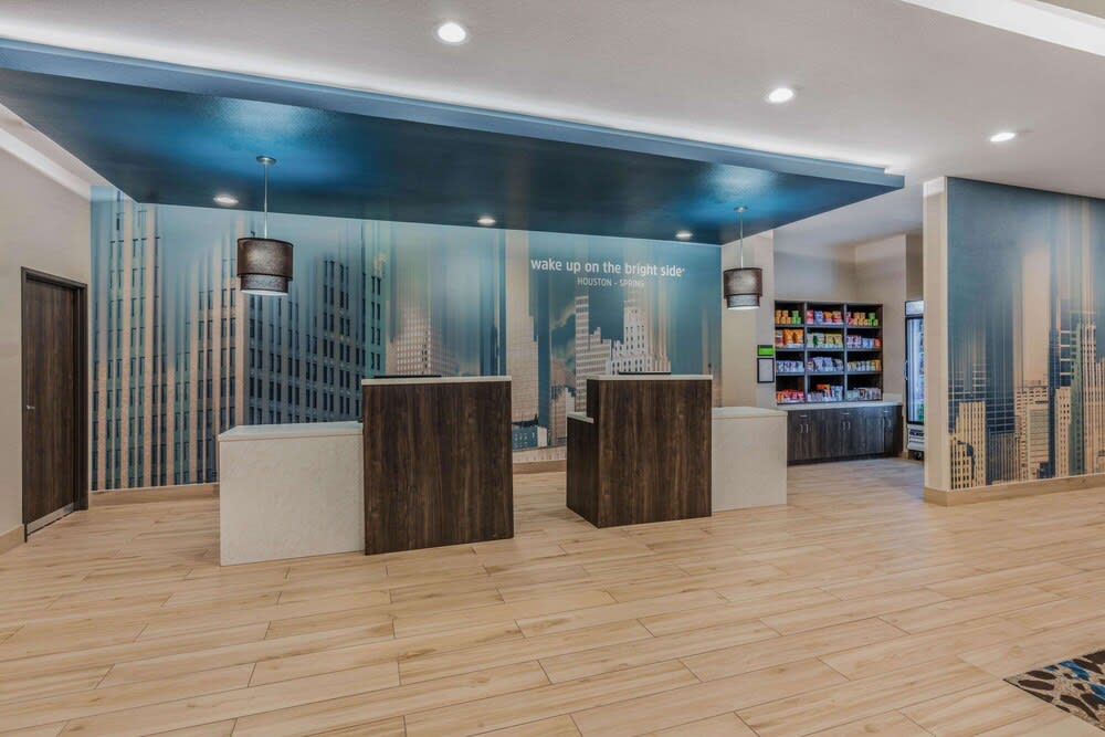 La Quinta Inn and Suites by Wyndham Houston Spring South 2