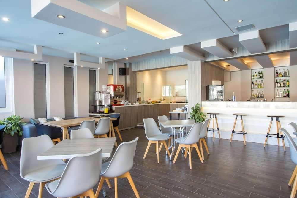 Dias Studios & Suites 2