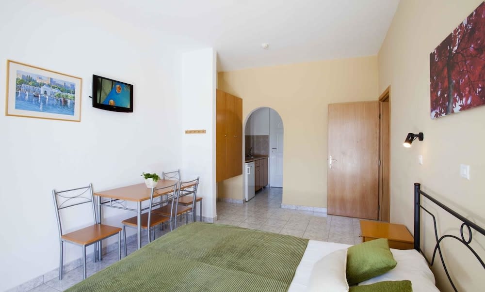 Dias Studios & Suites 3