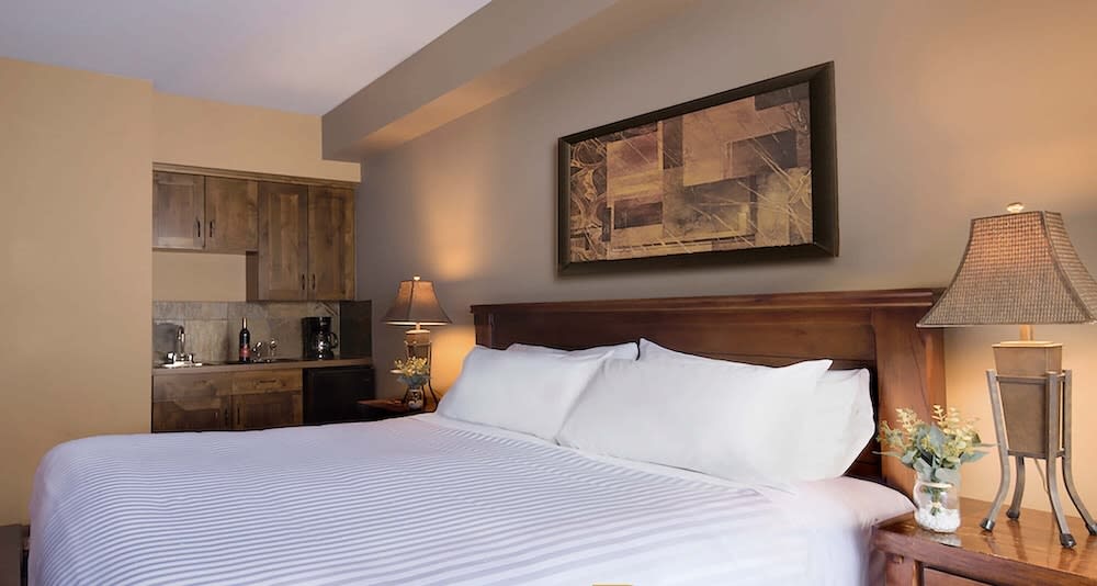 Glacier Mountaineer Lodge 2