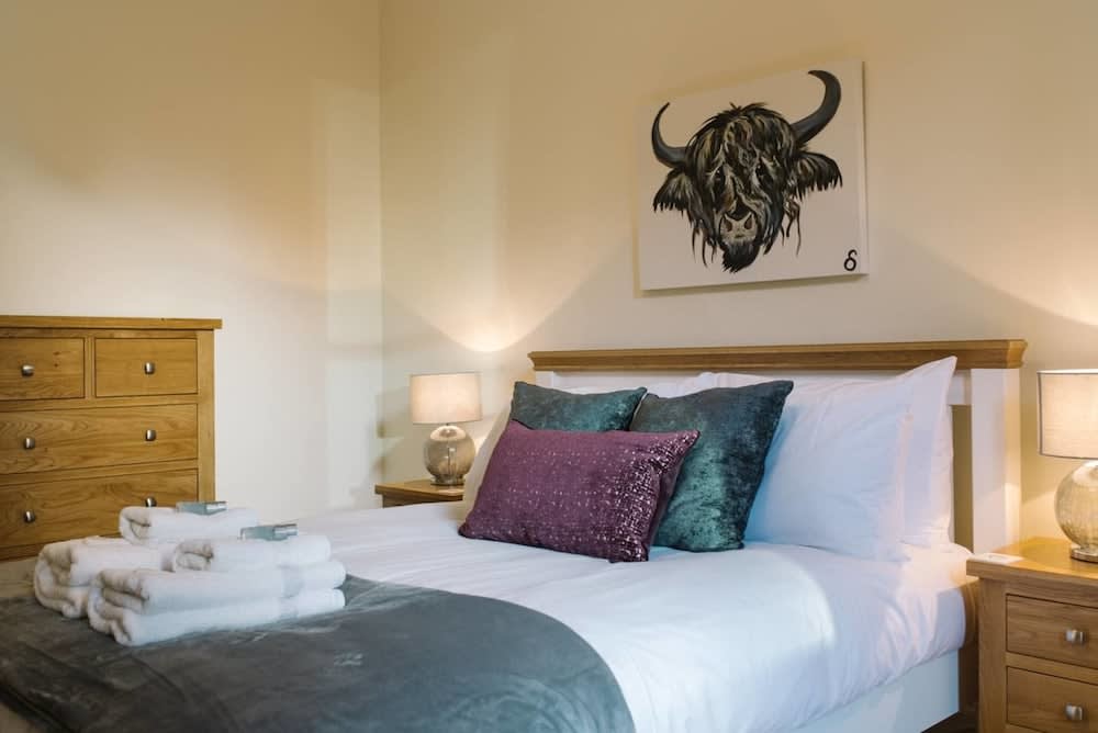 JOIVY Elegant Apartment by Princes Street Gardens 1
