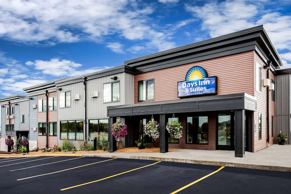 Days Inn & Suites by Wyndham Duluth by the Mall 1
