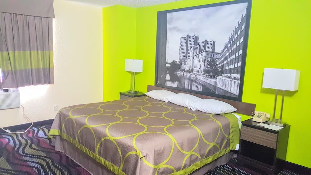 Super 8 by Wyndham Richmond/Broad Street 4