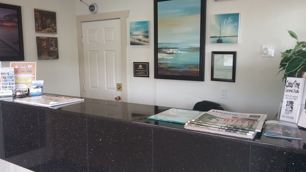 Canadas Best Value Inn & Suites-Vernon 2