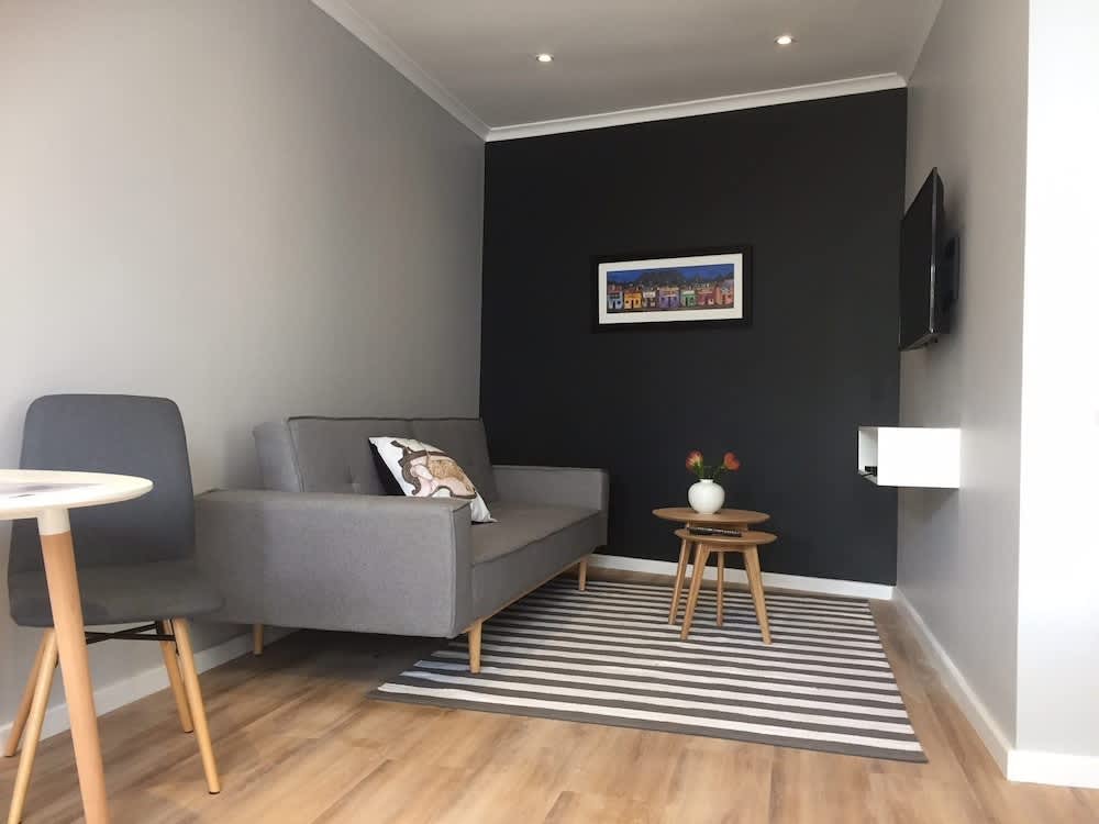 Central Claremont Garden Apartment 1