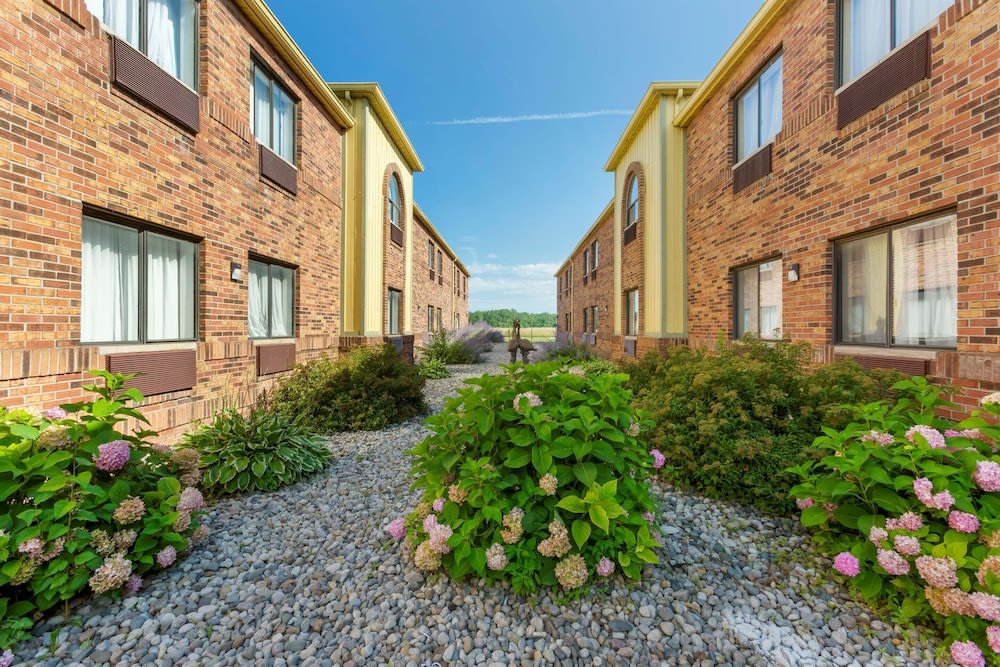 Quality Inn Alexis Rd 1