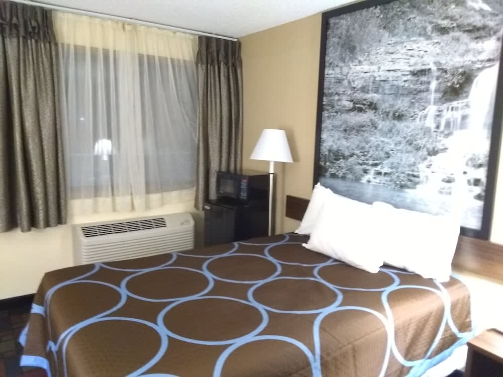 Super 8 by Wyndham Boonville 4