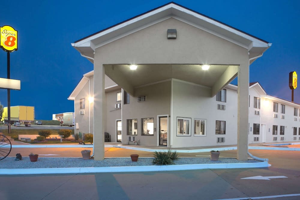 Super 8 by Wyndham Boonville 1