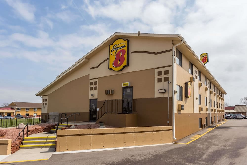 Super 8 by Wyndham Janesville 1
