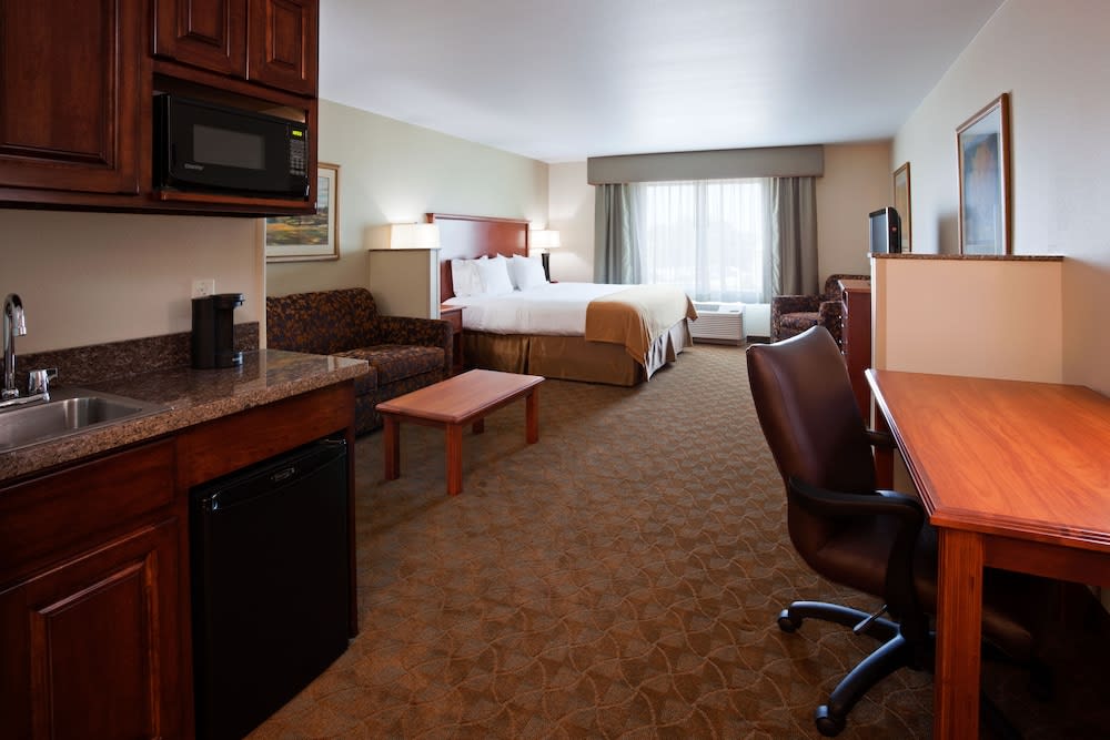 Holiday Inn Express & Suites MASON CITY by IHG 2