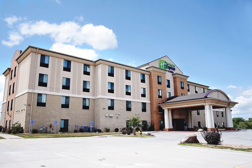 Holiday Inn Express & Suites URBANDALE DES MOINES by IHG 1