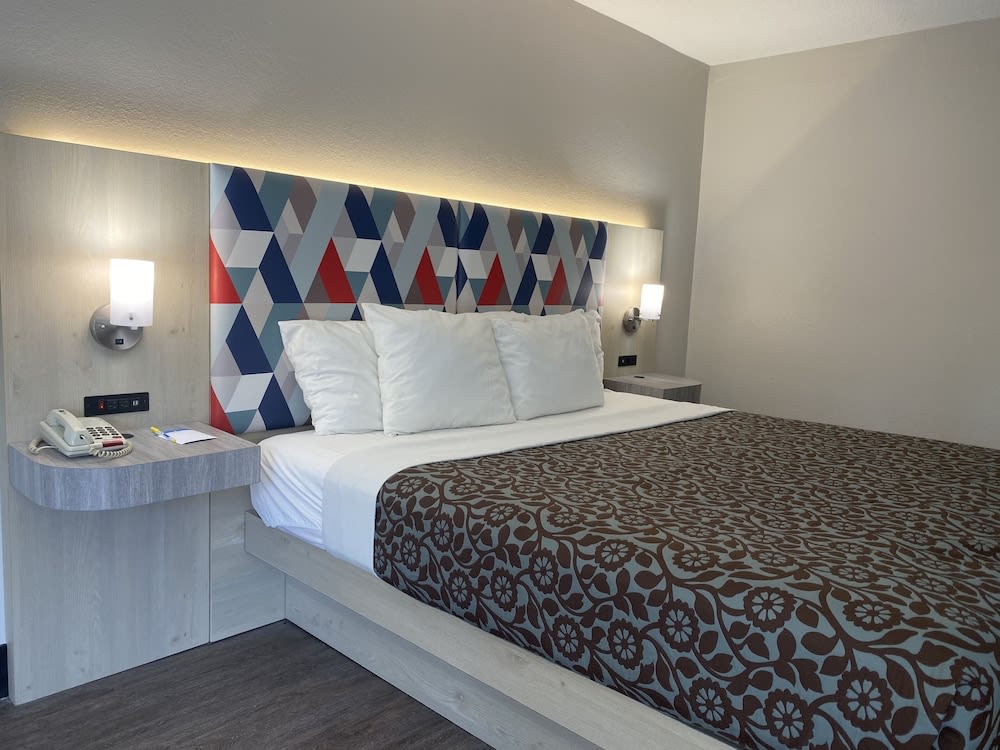 Days Inn & Suites by Wyndham Peachtree Corners Norcross 5