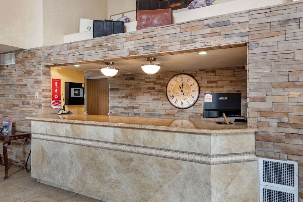 Econo Lodge North Academy 2