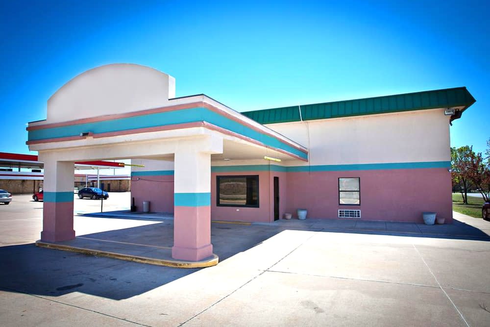 Days Inn by Wyndham Park City Kansas 1