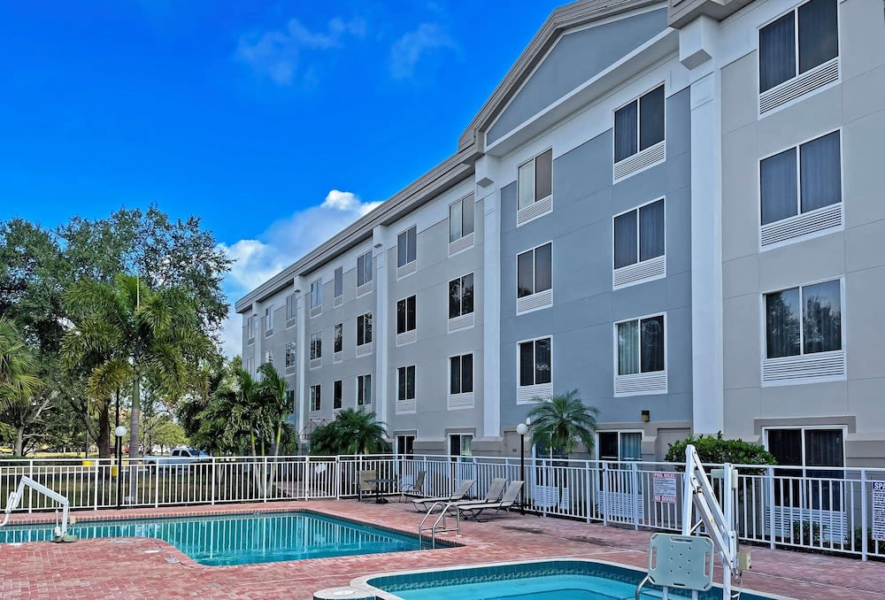 Comfort Inn & Suites Sarasota I75 1
