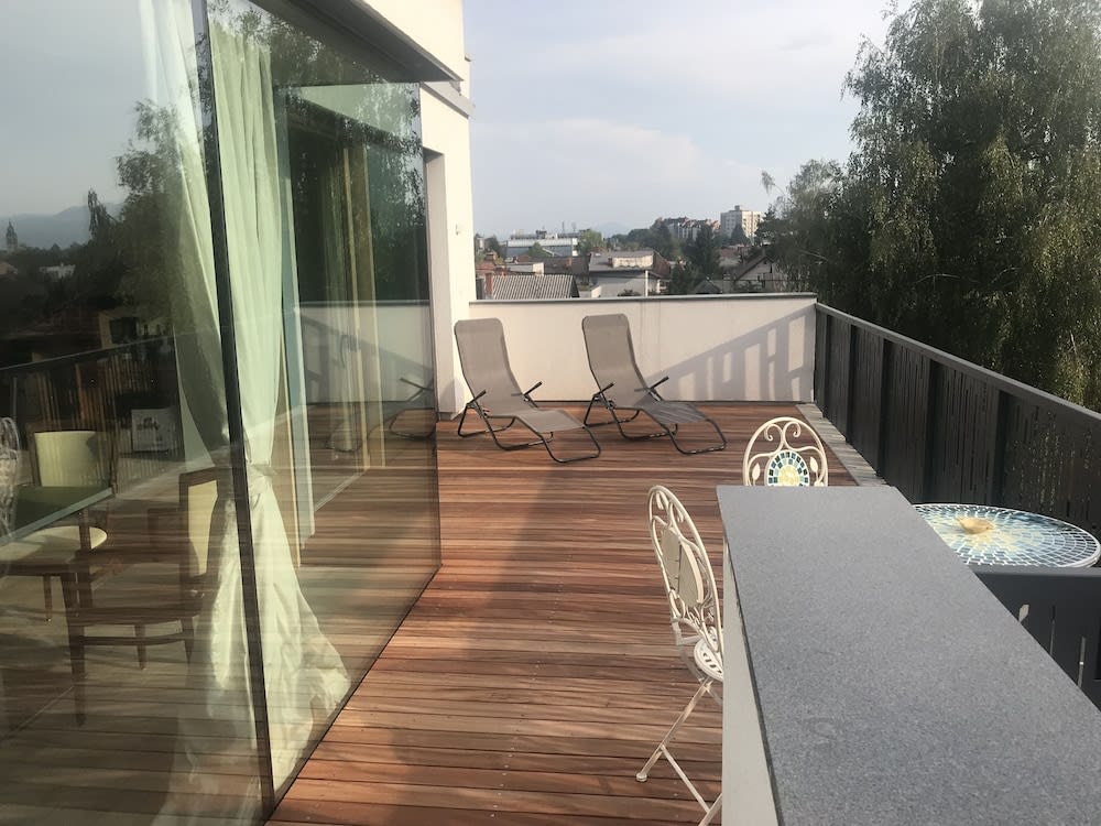 Deluxe TIVOLI Suites 1