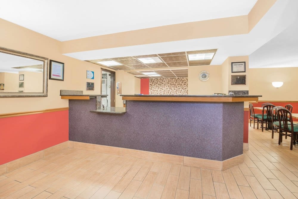 Super 8 by Wyndham Marshalltown 1
