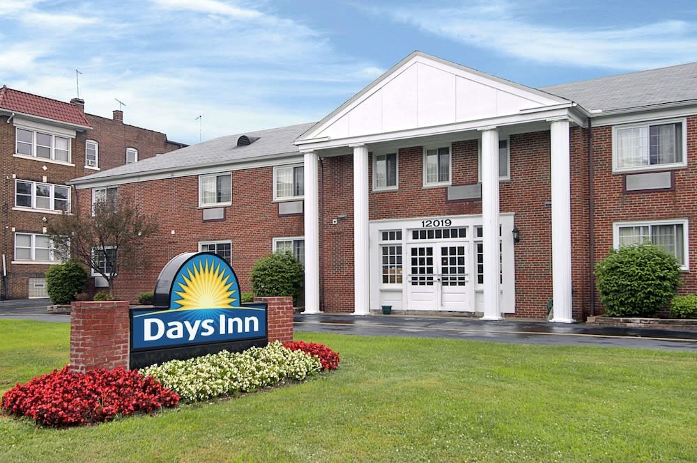 Days Inn by Wyndham Cleveland Lakewood 1