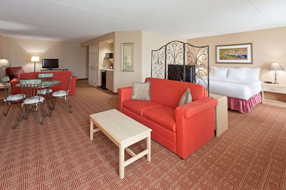 La Quinta by Wyndham Garden City 1