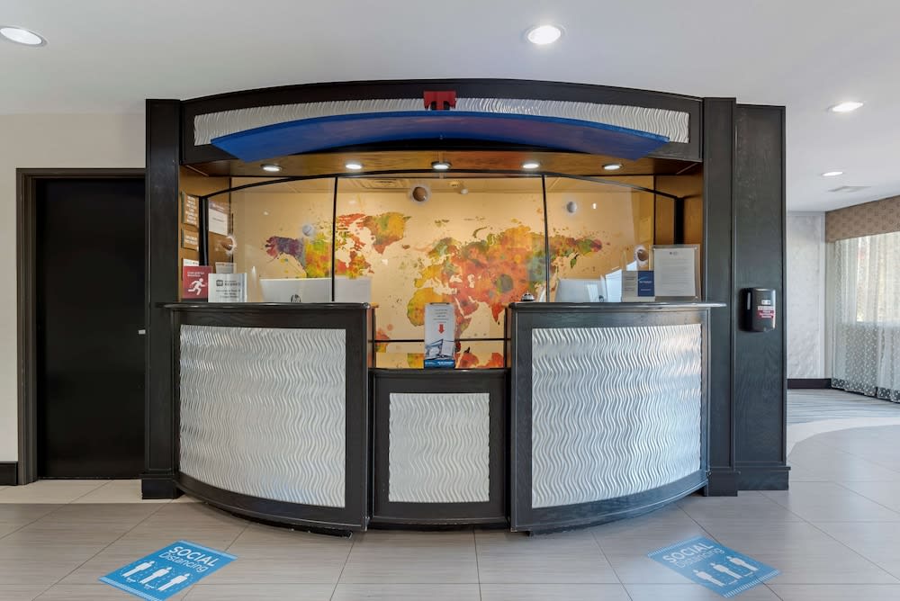 Best Western Plus Arlington North Hotel & Suites 3