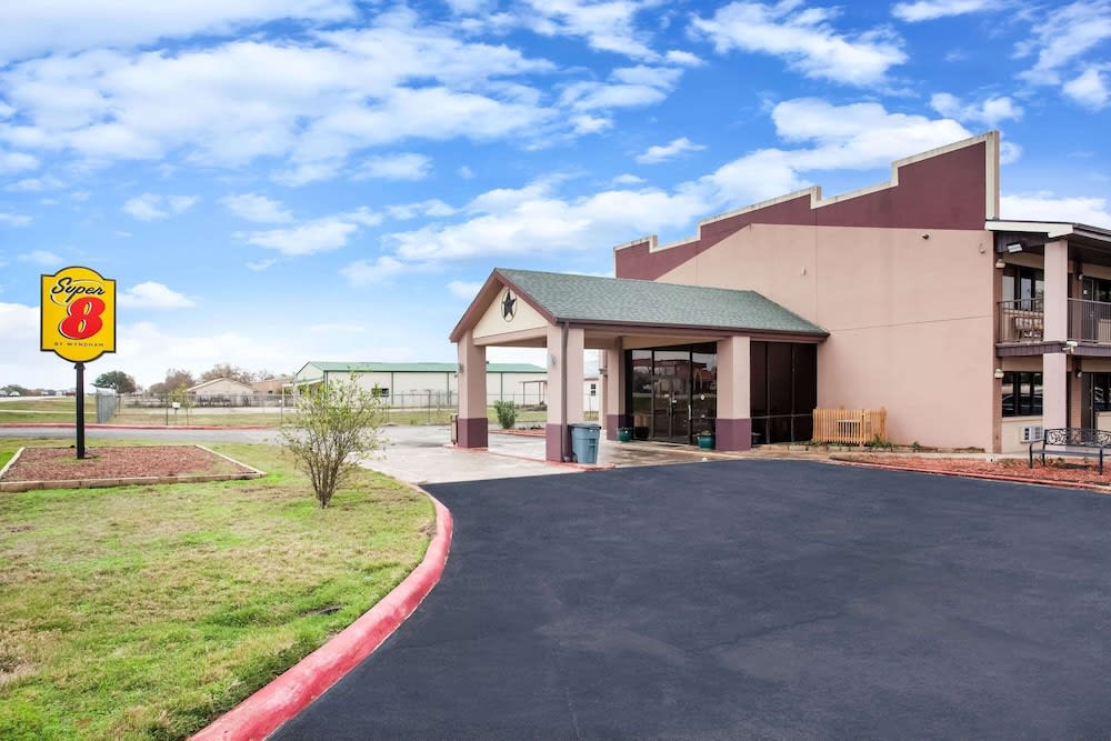 Super 8 by Wyndham Giddings 1