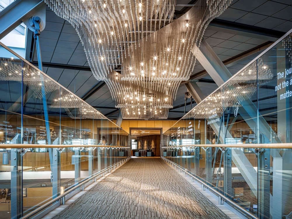Fairmont Vancouver Airport In-Terminal Hotel 2