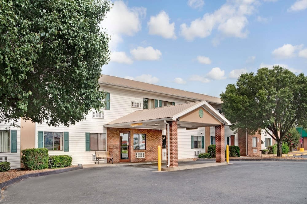 Super 8 by Wyndham West Memphis 1