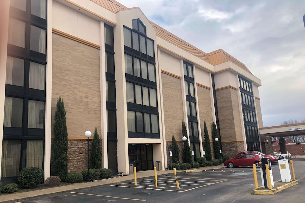 Comfort Inn & Suites Airport-American Way 1