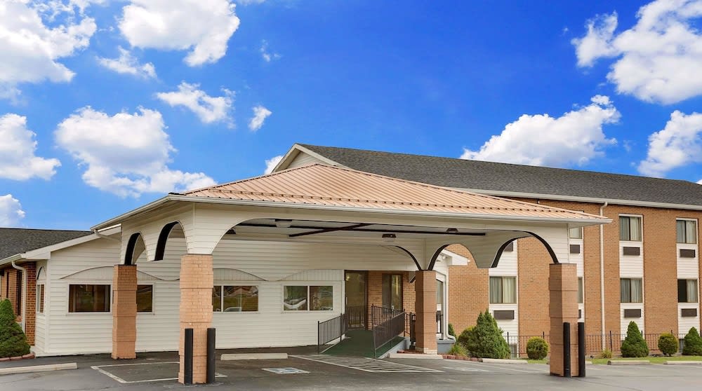 Super 8 by Wyndham Hillsville 1