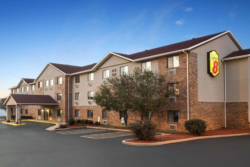 Super 8 by Wyndham Fairview Heights-St. Louis 1