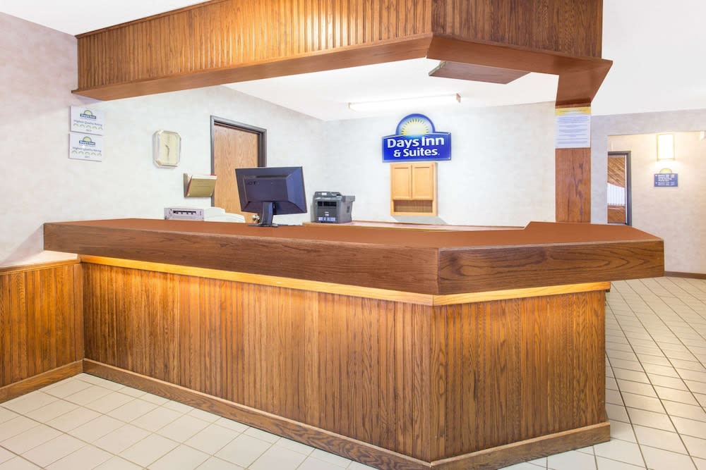 Days Inn & Suites by Wyndham Davenport East 2