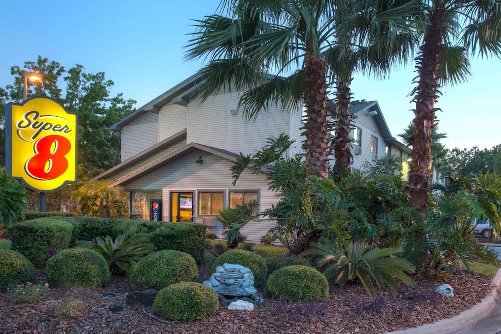 Super-8-Gainesville-I-75-Hospital-University-Area 1