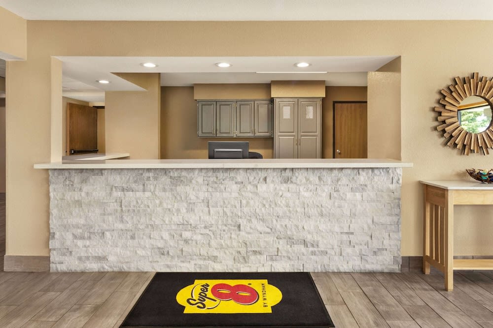 Super 8 by Wyndham Ankeny/Des Moines Area 2