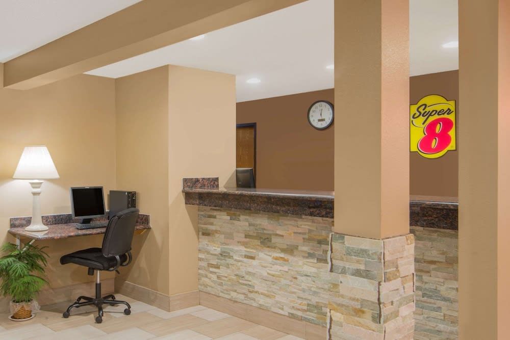 Super 8 by Wyndham Story City 2