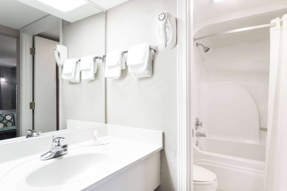 Super 8 by Wyndham Marianna 4