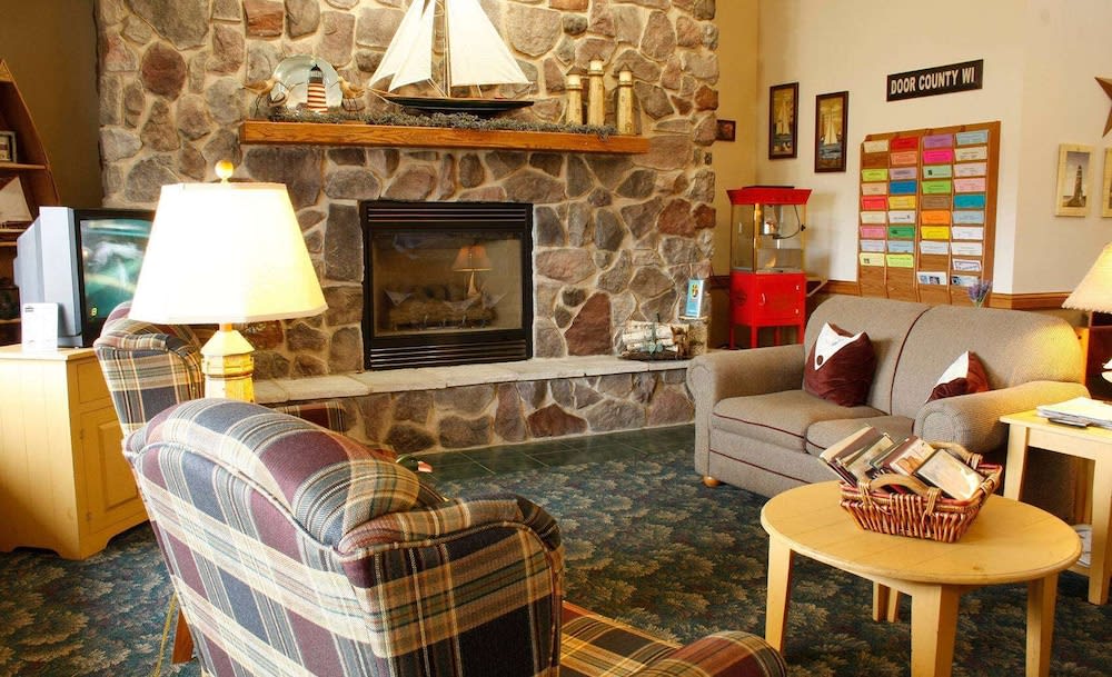 AmericInn by Wyndham Sturgeon Bay 1