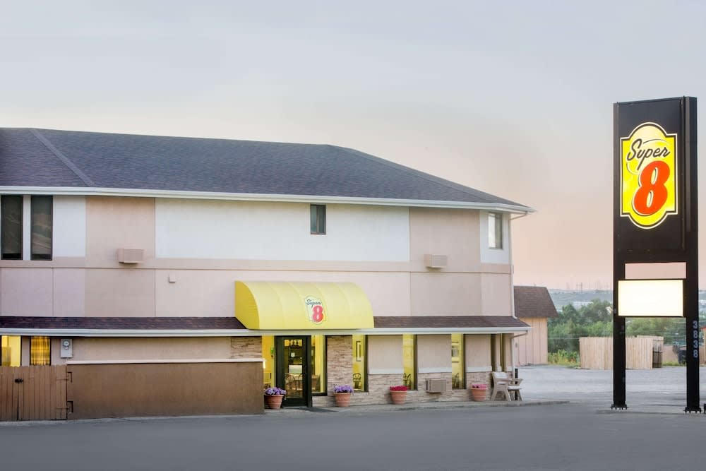 Super 8 by Wyndham Casper West by the River 1