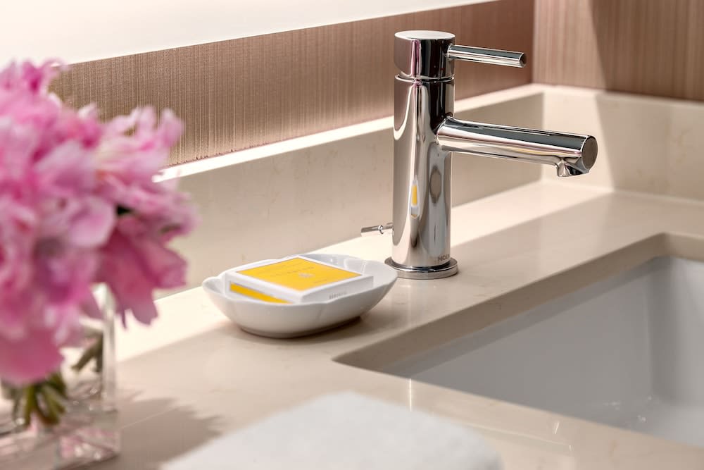 Auberge Vancouver Hotel 4