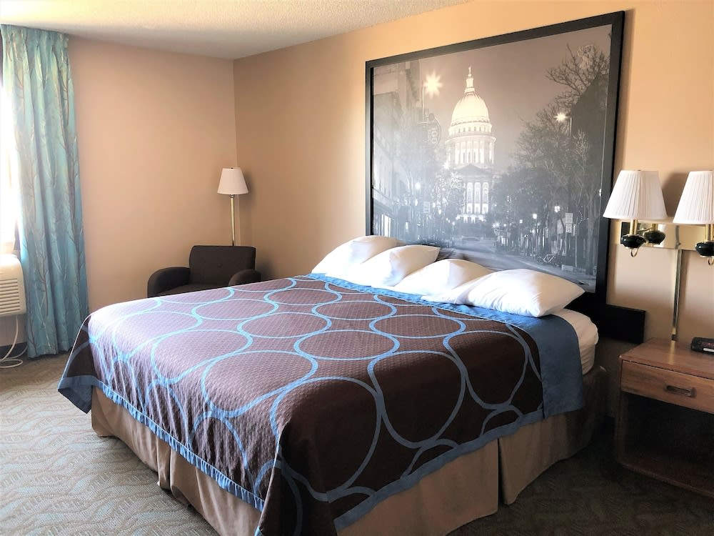 Super 8 by Wyndham Dodgeville 5