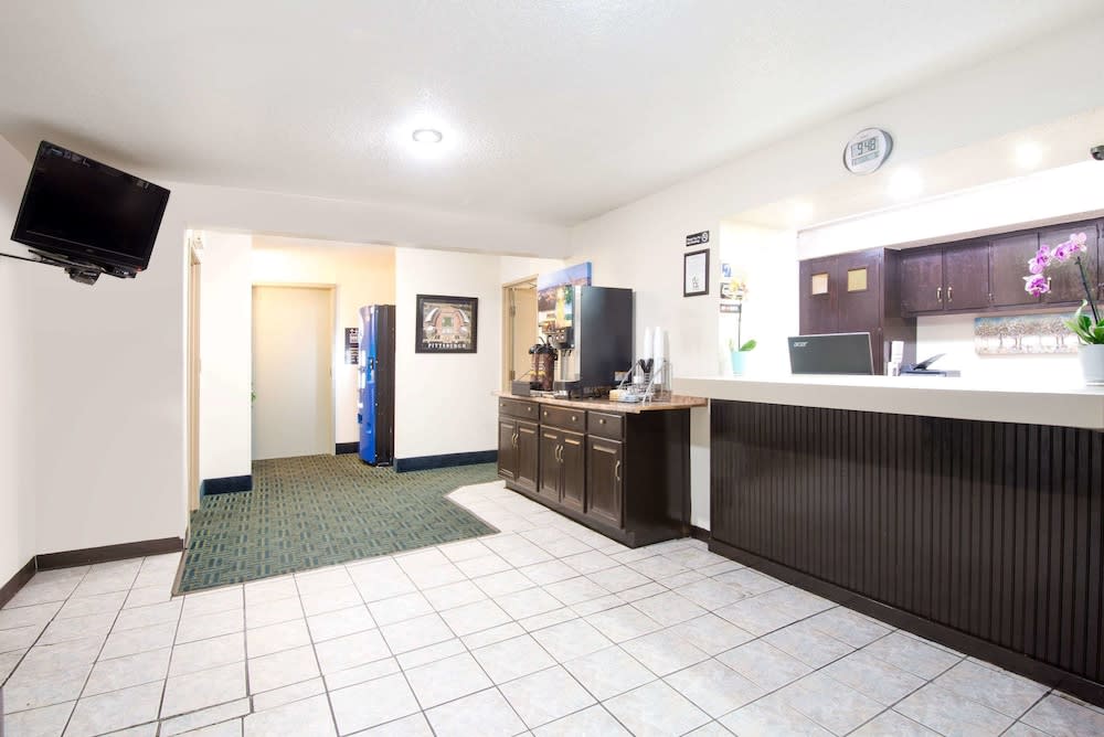 Super 8 by Wyndham Pittsburgh PA Airport-University Area 2