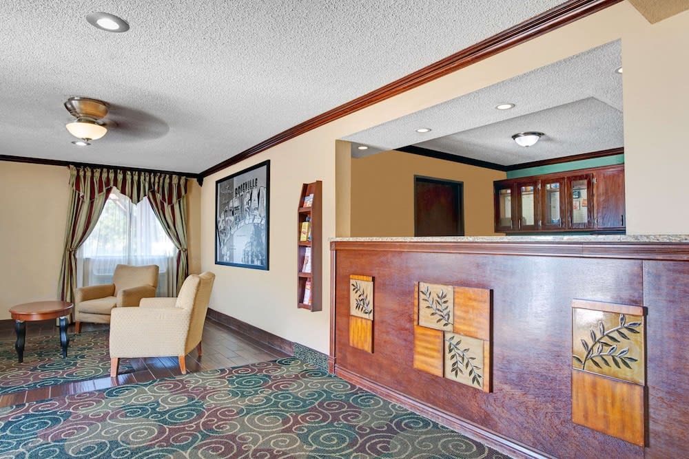 Super 8 by Wyndham Roseville/Detroit Area 2