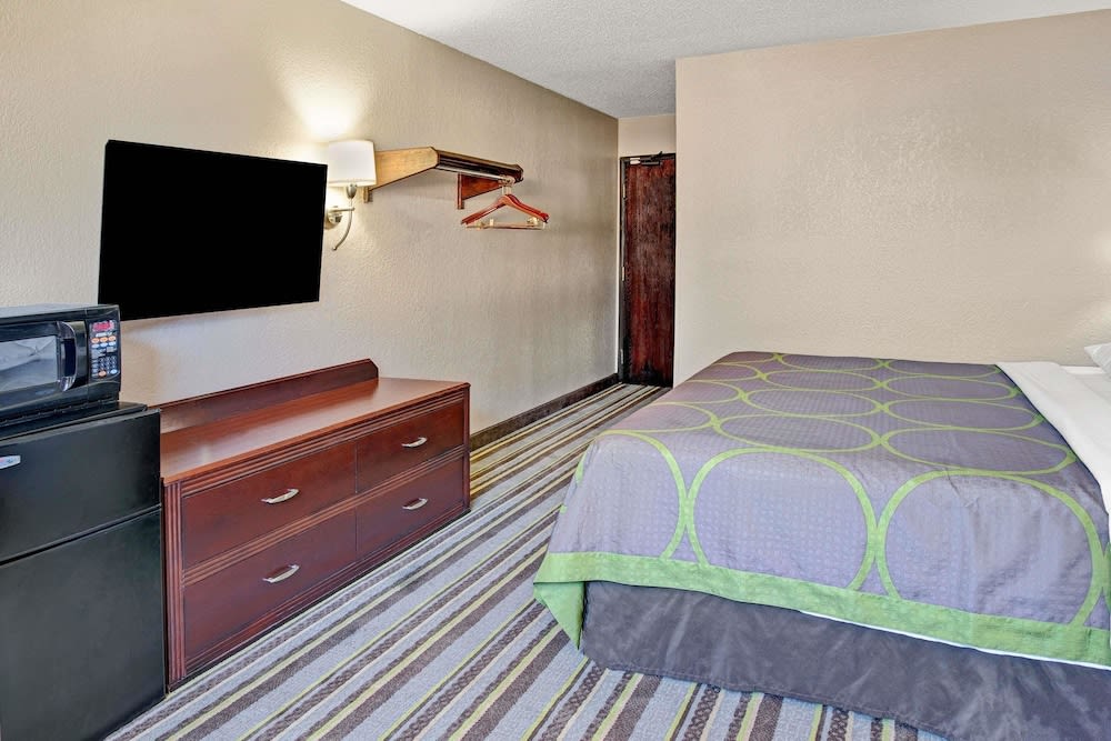 Super 8 by Wyndham Roseville/Detroit Area 4